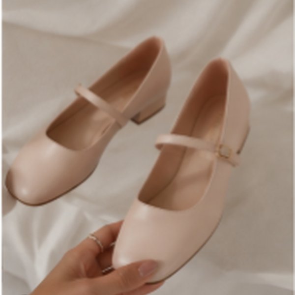 Low-heeled Mary Jane ballet flats